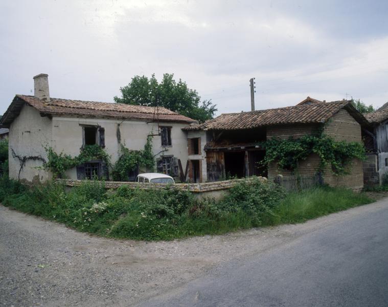 Vue générale d'une ferme en L, à cour fermée (Demolles, Luzillat)