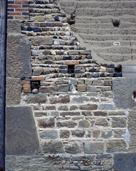 Détail d'appareil mêlant des matériaux multiples : pisé, galets, brique et moellons d'andésite (village de Demolles).
