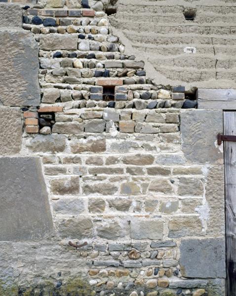 Détail d'appareil mêlant des matériaux multiples : pisé, galets, brique et moellons d'andésite (village de Demolles).