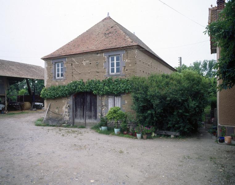 Vue générale d'un cuvage en pisé (Demolles, Luzillat)