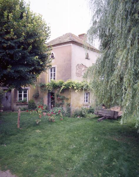 Vue générale d'un pigeonnier sur chambre de domestique (Demolles, Luzillat).