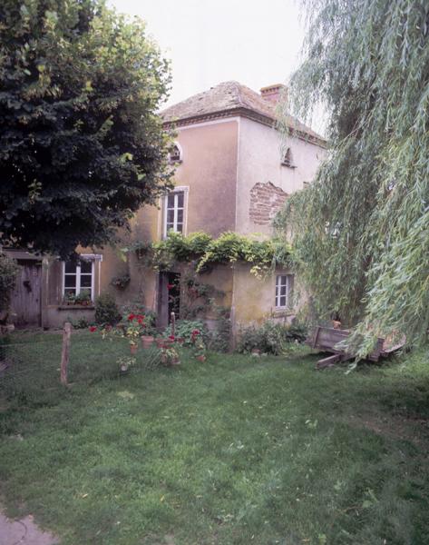 Vue générale d'un pigeonnier sur chambre de domestique (Demolles, Luzillat).