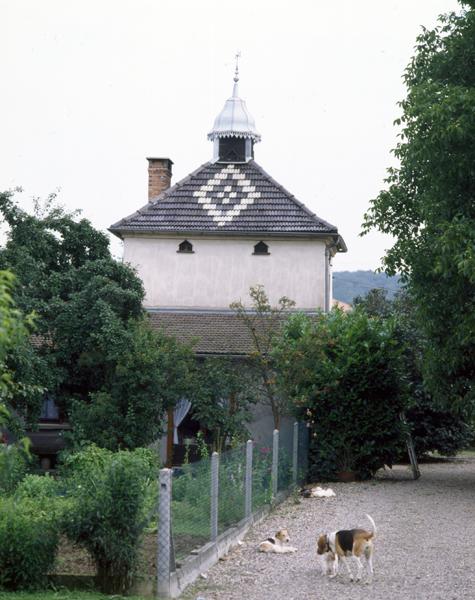 Vue générale d'un pigeonnier sur four à pain (Demolles, Luzillat)