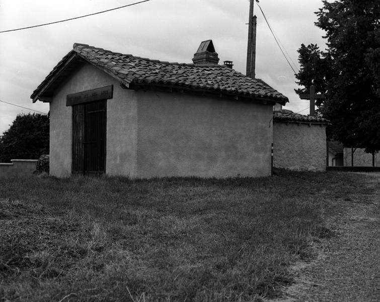 Vue générale d'une grange-étable, avec pigeonnier sur poteaux accolé en prolongement (La Petite Armonière, Luzillat).