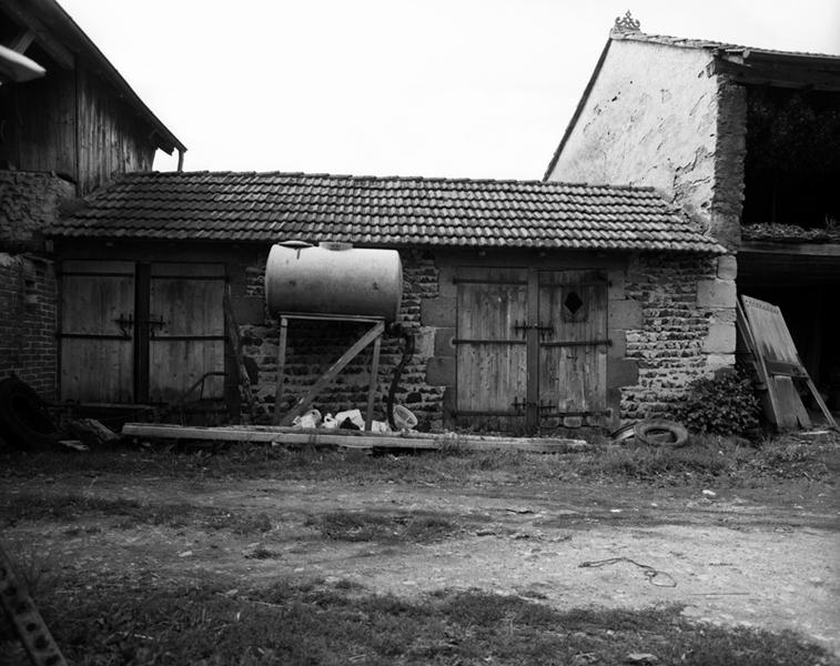 Vue des porcheries depuis la cour