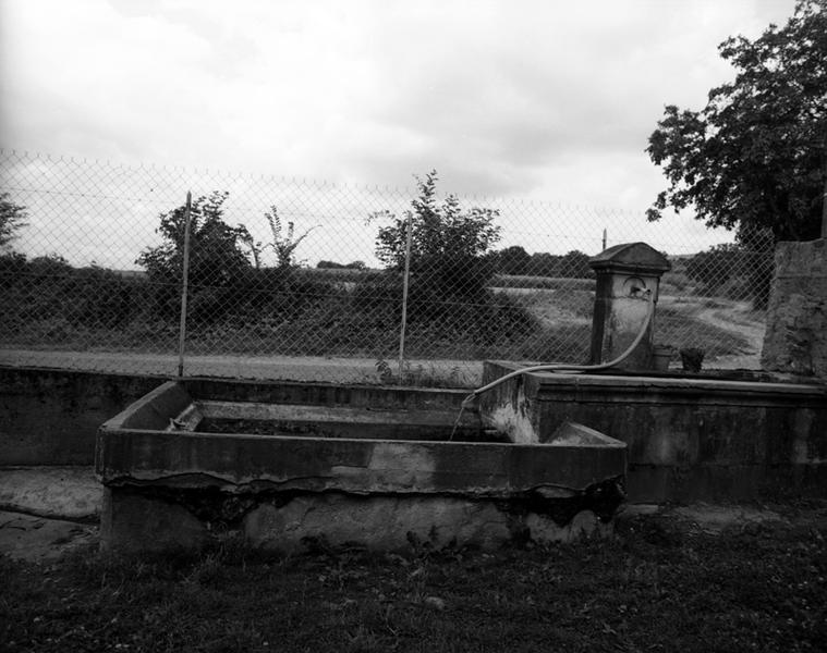 Vue du la fontaine et du lavoir depuis la cour