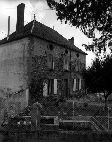 Vue générale d'un logis de ferme en moellons d'andésite, et encadrements et chaînes d'angles en andésite (La Barbine, Luzillat).