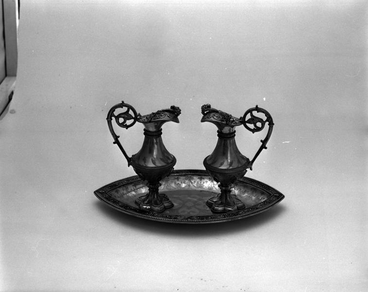 Burettes et plateau à burettes, vue d'ensemble. La burette à vin est à droite.
