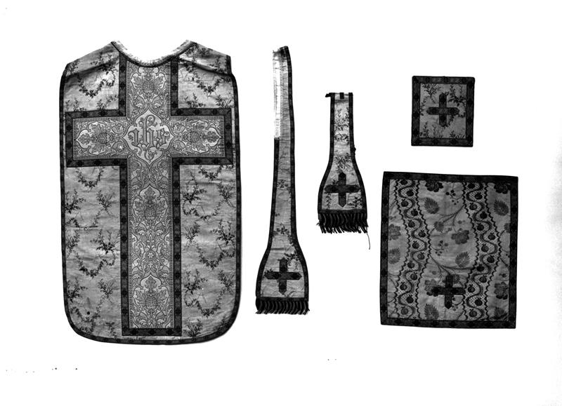 Chasuble, étole, manipule, bourse de corporal, voile de calice (ornement blanc)