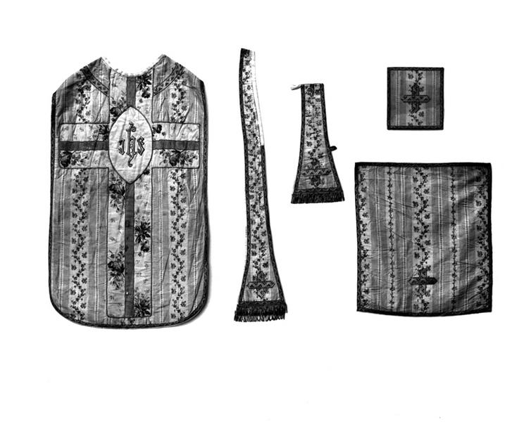 Chasuble, étole, manipule, bourse, voile du calice, vue d'ensemble