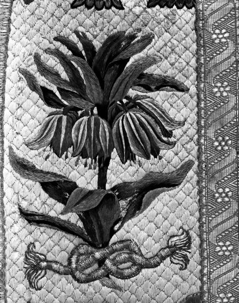 Chasuble, devant, fond, côté droit, détail : couronne impériale (Fritillaria imperialis Linné).