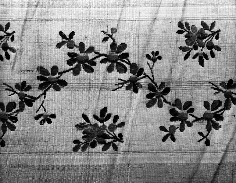 Voile du calice, détail : guirlande et fleurs semées. Pélin poil traînant rayé, nuancé.