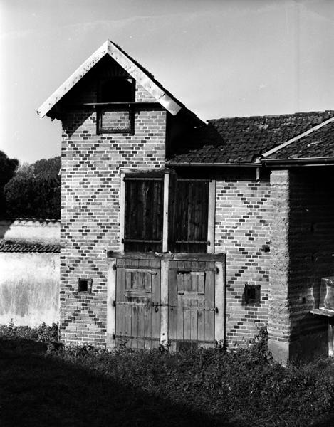 Vue générale d'un pigeonnier sur porcheries (Luzillat, village)