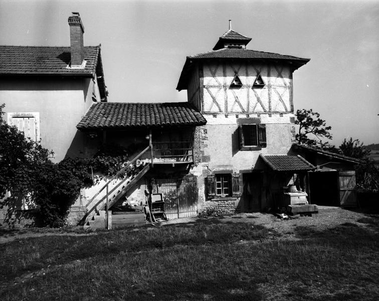 Vue générale d'un pigeonnier sur resserre et four (Montgacon, Luzillat).