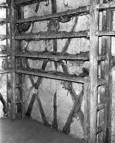 Détail intérieur, avec nids, d'un pigeonnier à pans de bois (Montgacon, Luzillat).