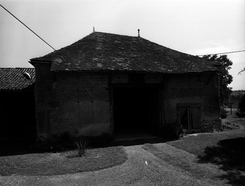 Vue générale d'une grange-étable avec entrées et avant-toit en mur gouttereau (La Charme des Pins, Luzillat)