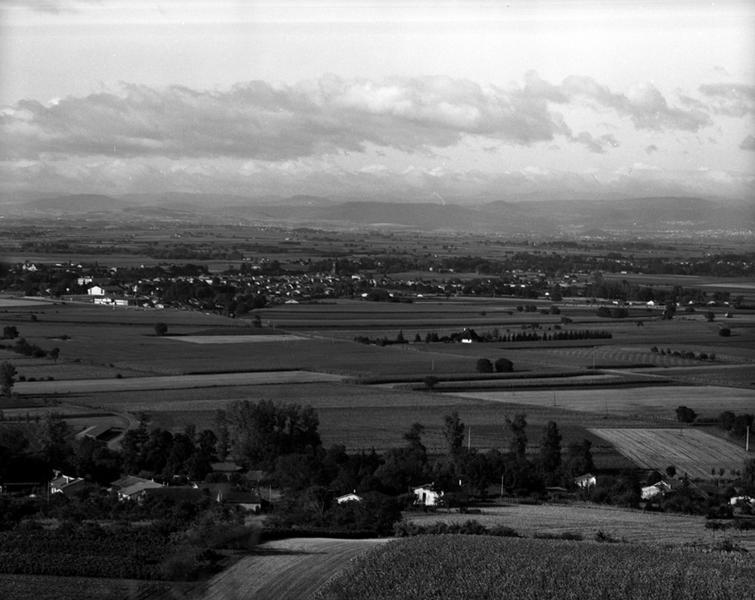 Vue générale de Vensat (au premier plan) et de Maringues (au second plan), depuis la butte de Montgacon.