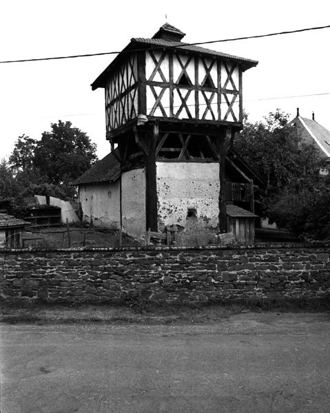Vue générale d'un pigeonnier à pans de bois sur poteaux, avec base clôturée (Les Garmins, Luzillat).