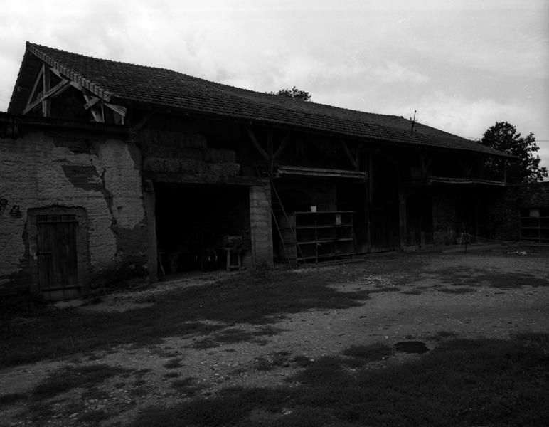 Vue générale d'une grange-étable avec entrées et avant-toit en mur gouttereau (L'Armonière, Luzillat).