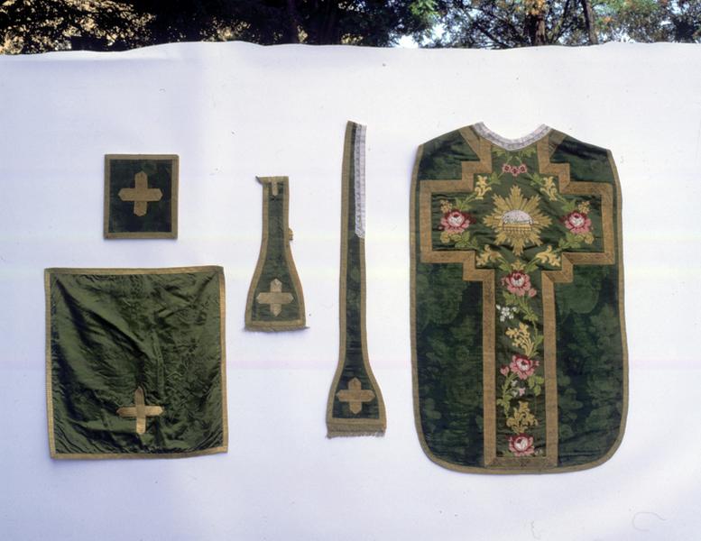 Chasuble, étole, manipule, bourse, voile du calice, vue d'ensemble