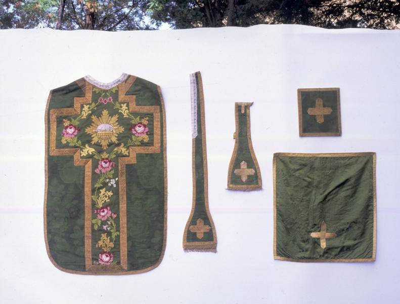 Chasuble, étole, manipule, bourse, voile du calice, vue d'ensemble