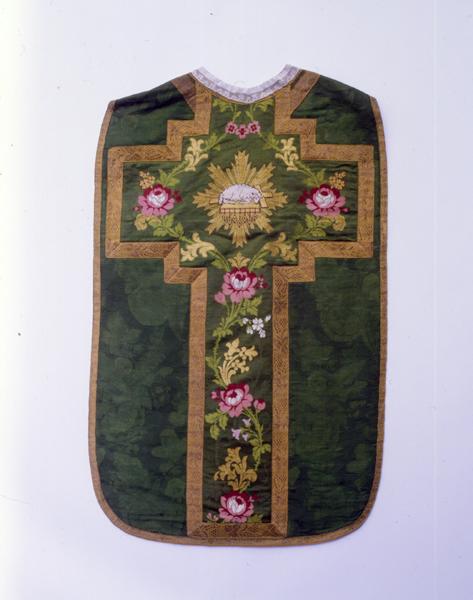 Chasuble, étole, manipule, bourse de corporal, voile de calice (ornement vert)