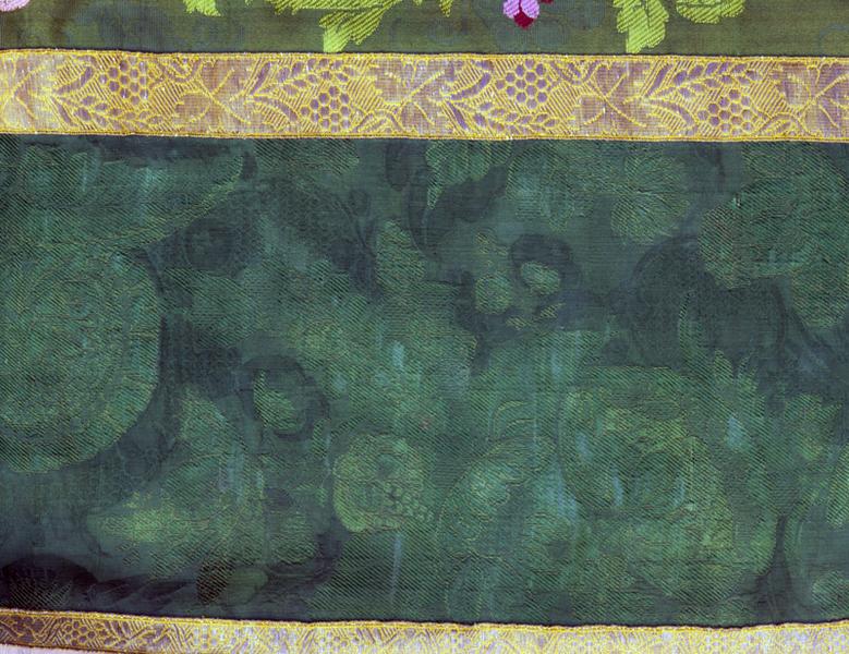 Chasuble, dos, fond, à gauche du montant de la croix. Damas satin de 5, un lat de liseré (vert foncé) et un lat de lancé (probablement vert clair), à liage repris en sergé 4 lie sens Z.