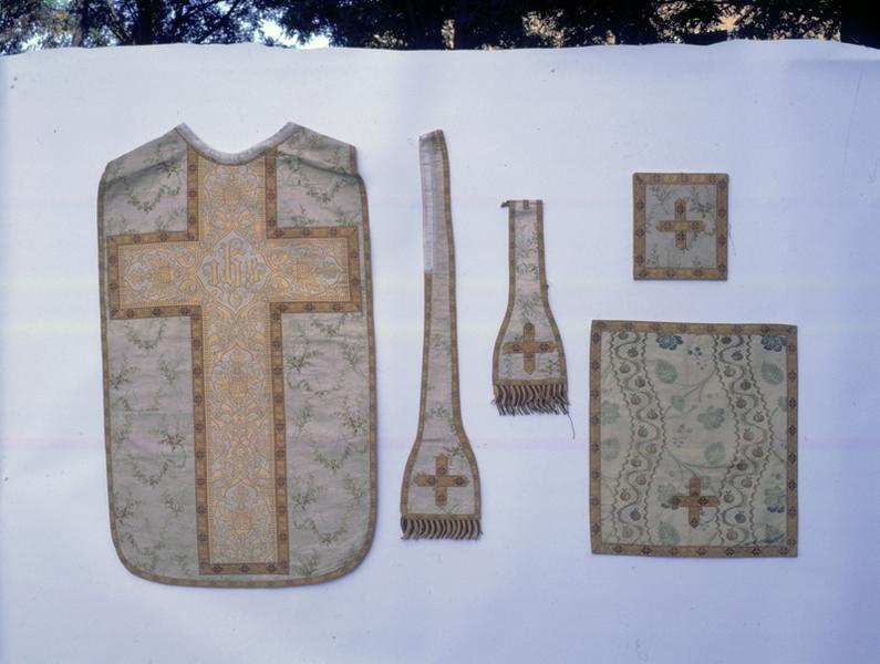 Chasuble, étole, manipule, bourse, voile du calice, vue d'ensemble