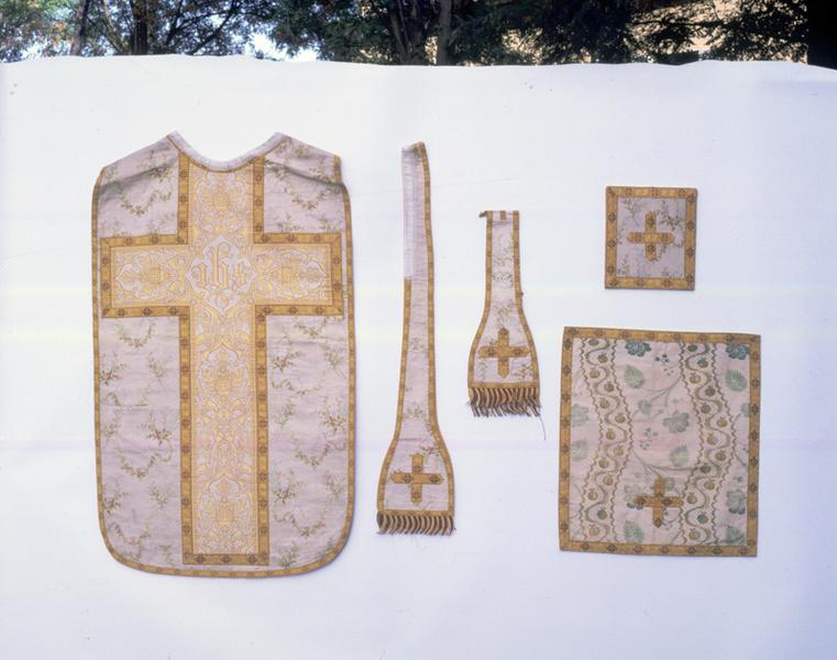 Chasuble, étole, manipule, bourse, voile du calice, vue d'ensemble