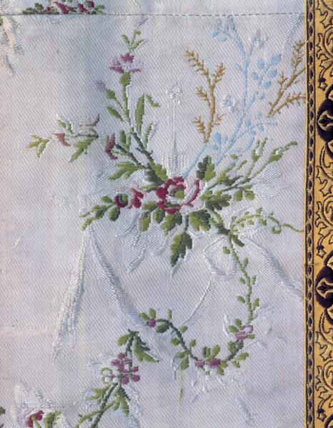 Chasuble, dos, fond, détail : bouquet. Gros de Tours à effet de chaîne poil, liseré, broché.