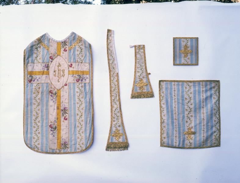 Chasuble, étole, manipule, bourse, voile du calice, vue d'ensemble