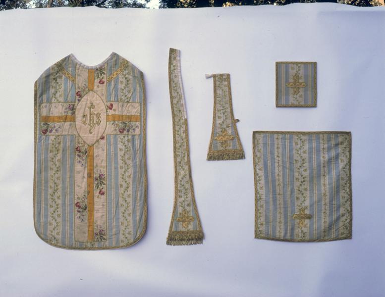 Chasuble, étole, manipule, bourse, voile du calice, vue d'ensemble