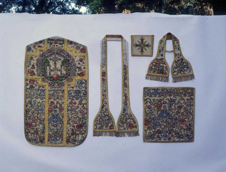 Chasuble, étole, manipule, bourse, voile du calice, vue d'ensemble