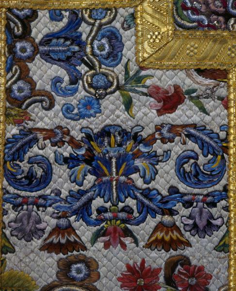 Chasuble, dos, fond, à droite du montant de la croix, détail : fragment de frise à feuilles d'acanthe au-dessous de la traverse.