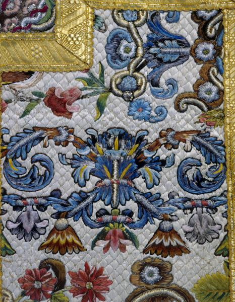 Chasuble, dos, fond, à droite du montant de la croix, détail : fragment de frise à feuilles d'acanthe au-dessous de la traverse.