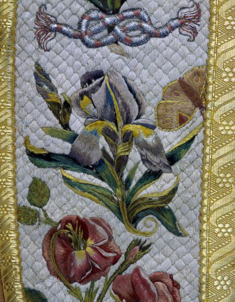 Chasuble, devant, fond, côté droit, détail : iris flammé