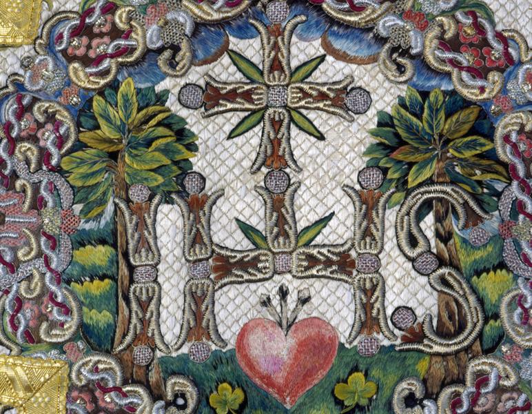 Chasuble, dos, croix, détail : trigramme I.H.S. crucifère et coeur de Jésus percé des trois clous.