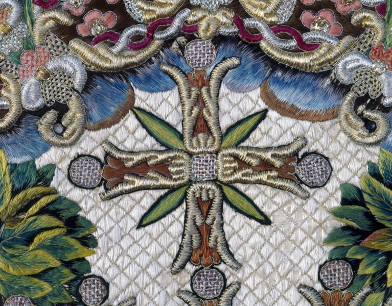 Chasuble, dos, croix, détail : croix du trigramme IHS