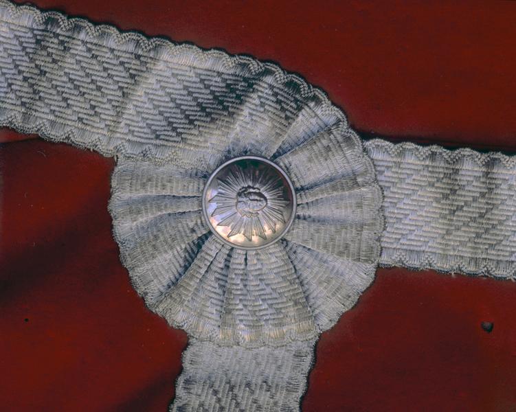 Manteau de suisse, dos, bouton gauche et passementerie