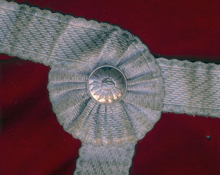 Manteau de suisse, dos, bouton gauche et passementerie