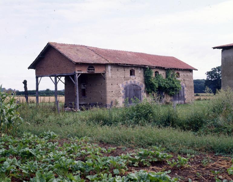 Vue générale d'une grange-étable, avec pigeonnier sur poteaux accolé en prolongement (La Petite Armonière, Luzillat).
