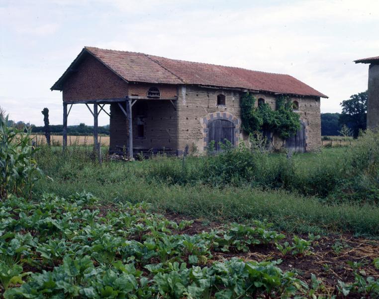 Vue générale d'une grange-étable, avec pigeonnier sur poteaux accolé en prolongement (La Petite Armonière, Luzillat).
