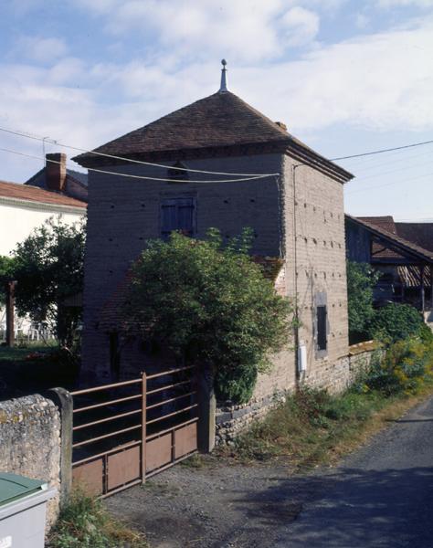 Vue générale d'un pigeonnier sur four à pain (Demolles, Luzillat)