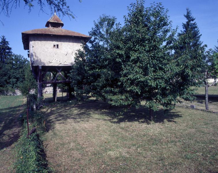 Vue générale d'un pigeonnier à pans de bois sur poteaux (Villeret, Luzillat).