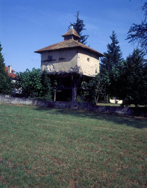 Vue générale d'un pigeonnier à pans de bois sur poteaux (Villeret, Luzillat).