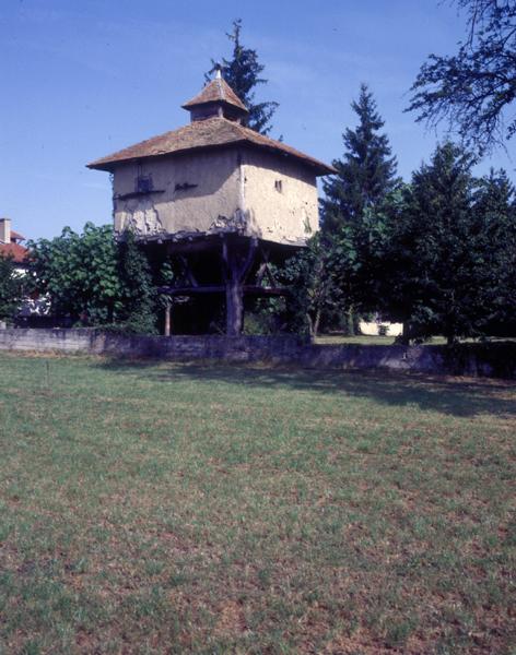 Vue générale d'un pigeonnier à pans de bois sur poteaux (Villeret, Luzillat).