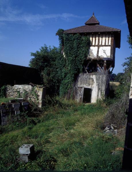 Vue générale d'un pigeonnier à pans de bois sur poteaux, avec base clôturée (Les Garmins, Luzillat).