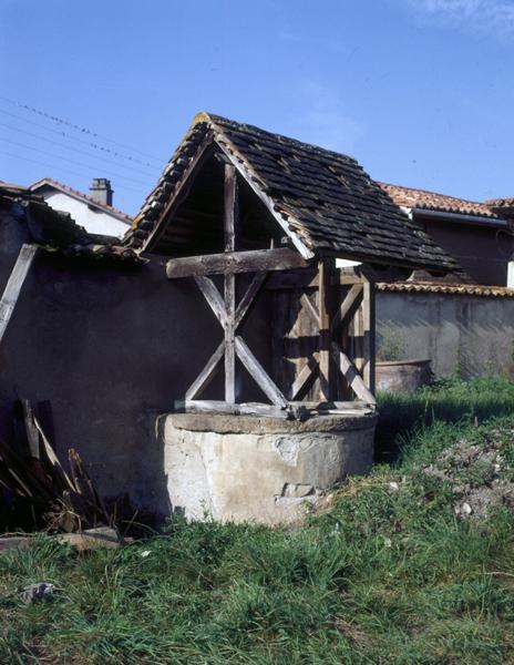 Vue générale d'un puits couvert (Luzillat, village)