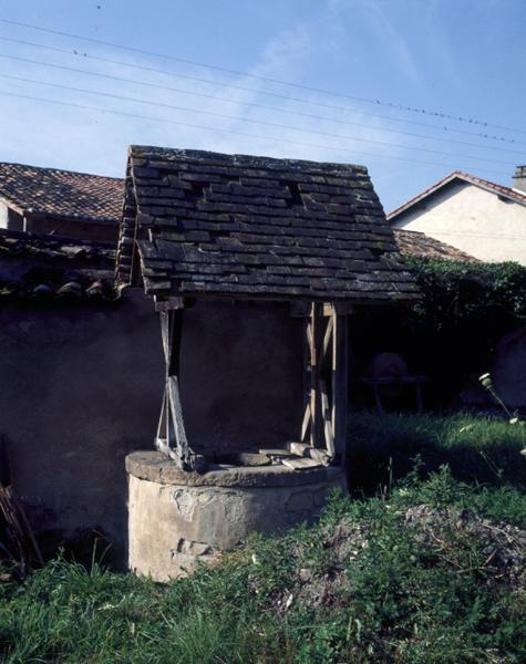Vue générale d'un puits couvert (Luzillat, village)