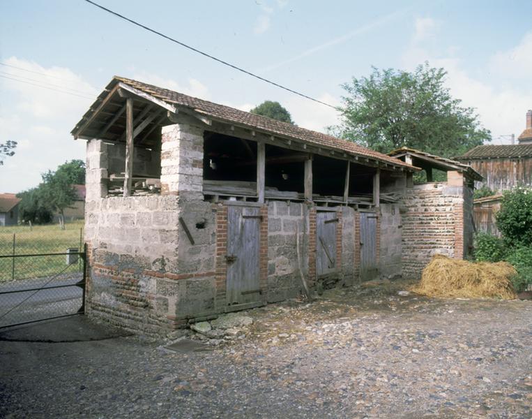 Vue générale d'un séchoir sur porcherie (Vendègre, Luzillat)